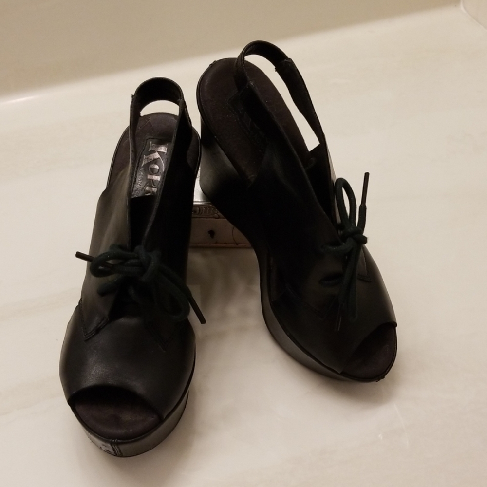 Korks black wedges